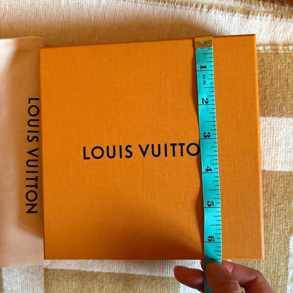 Louis Vuitton Square Small Gift Box 6.5 x 6.5 x 1.8 in with Ribbon & Dust Bag - Picture 4 of 10